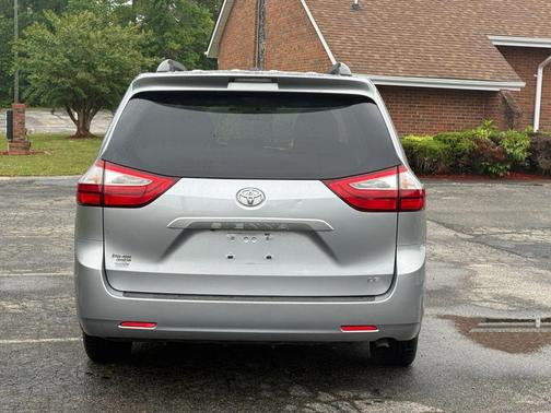 2017 Toyota Sienna LE