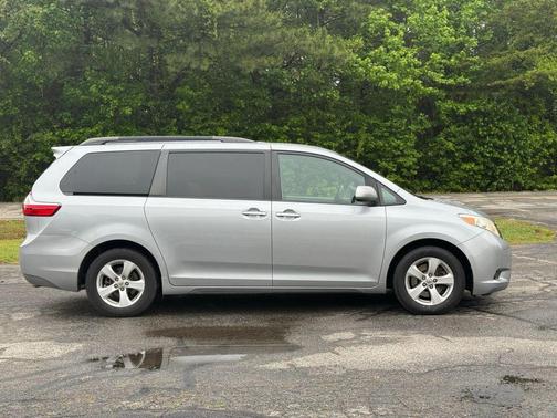 2017 Toyota Sienna LE