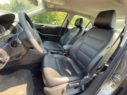 Platinum Gray Metallic 2014 Volkswagen Jetta Auto SE