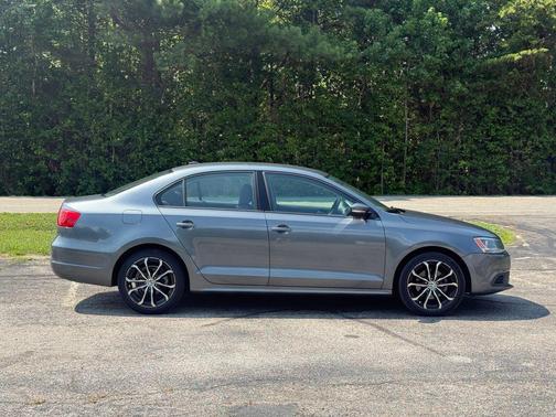 Platinum Gray Metallic 2014 Volkswagen Jetta Auto SE