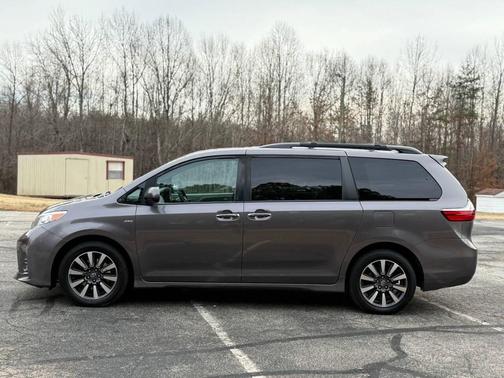 2019 Toyota Sienna XLE