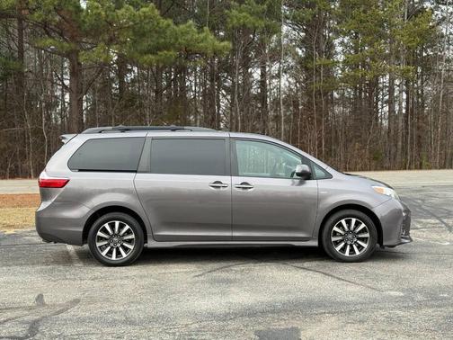 2019 Toyota Sienna XLE
