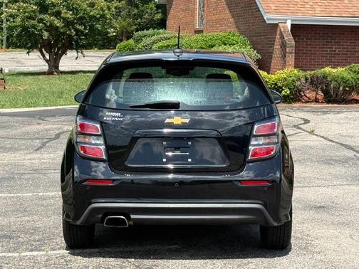 Mosaic Black Metallic 2020 Chevrolet Sonic FWD Hatchback 1FL 5-Door