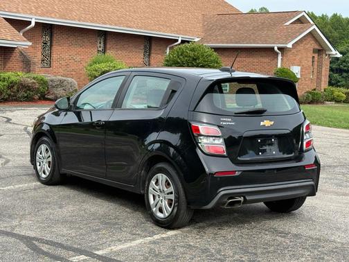 Mosaic Black Metallic 2020 Chevrolet Sonic FWD Hatchback 1FL 5-Door