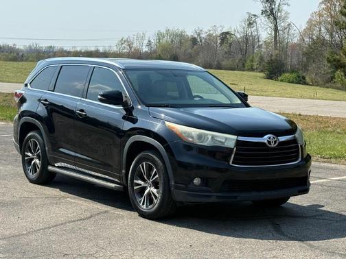 Midnight Black Metallic 2016 Toyota Highlander XLE