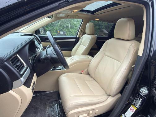 Midnight Black Metallic 2016 Toyota Highlander XLE