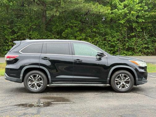 Midnight Black Metallic 2016 Toyota Highlander XLE