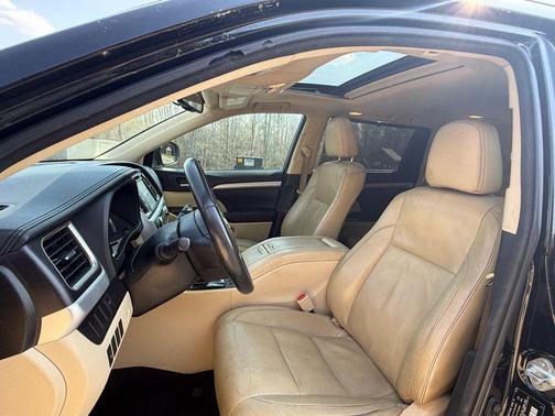 Midnight Black Metallic 2016 Toyota Highlander XLE