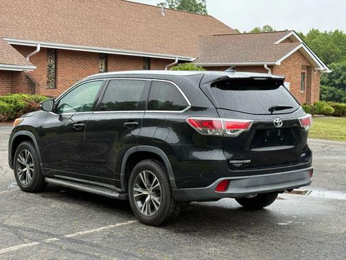 Midnight Black Metallic 2016 Toyota Highlander XLE