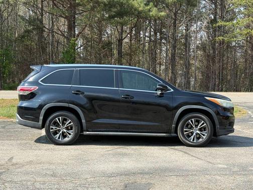 Midnight Black Metallic 2016 Toyota Highlander XLE