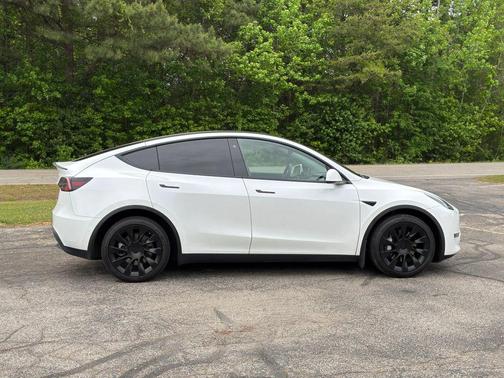 Pearl White Multi-Coat 2022 Tesla Model Y Long Range Dual Motor All-Wheel Drive