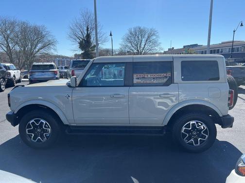 Desert Sand 2025 Ford Bronco Outer Banks