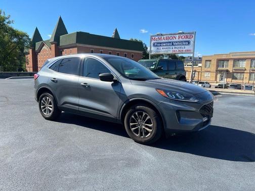 Gray Metallic 2022 Ford Escape SE
