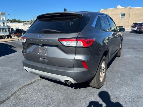 Gray Metallic 2022 Ford Escape SE