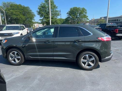 Green Metallic 2022 Ford Edge SEL