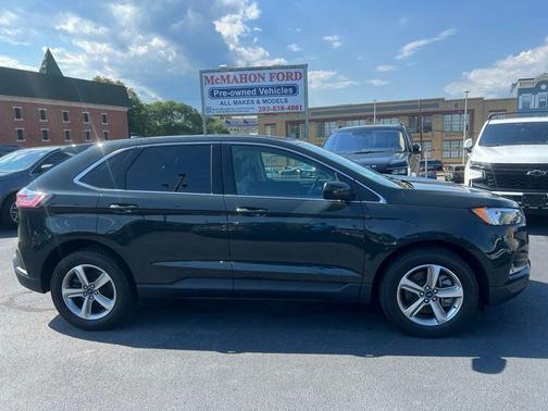 Green Metallic 2022 Ford Edge SEL