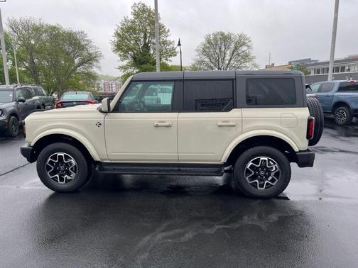 Desert Sand 2025 Ford Bronco Outer Banks