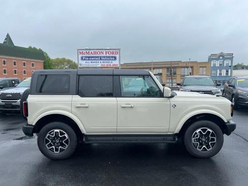 Desert Sand 2025 Ford Bronco Outer Banks