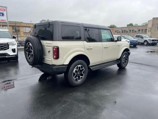 Desert Sand 2025 Ford Bronco Outer Banks