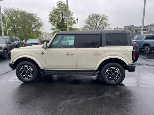 Desert Sand 2025 Ford Bronco Outer Banks