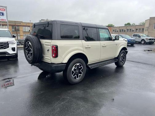 Desert Sand 2025 Ford Bronco Outer Banks