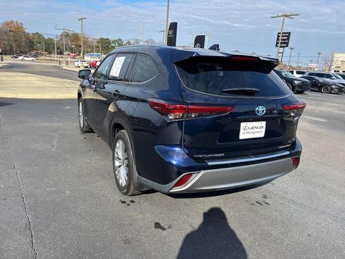 2023 Toyota Highlander Hybrid Platinum