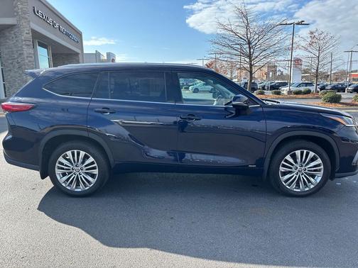 2023 Toyota Highlander Hybrid Platinum