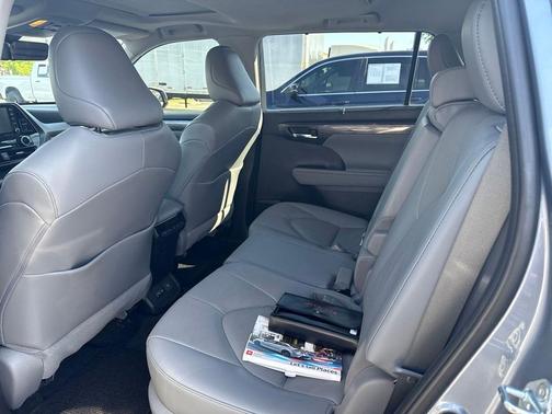 Moon Dust 2022 Toyota Highlander Limited