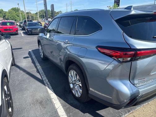 Moon Dust 2022 Toyota Highlander Limited