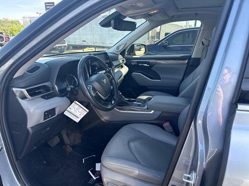 Moon Dust 2022 Toyota Highlander Limited