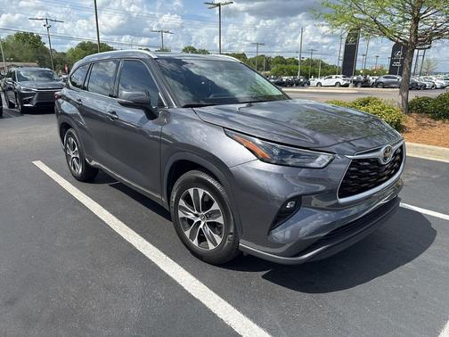 Magnetic Gray Metallic 2022 Toyota Highlander XLE