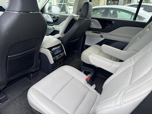 CRYSTAL WHITE MET CC 2025 Lincoln Aviator Reserve