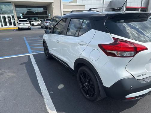 Aspen White/Super Black 2020 Nissan Kicks SR
