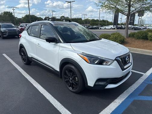 Aspen White/Super Black 2020 Nissan Kicks SR