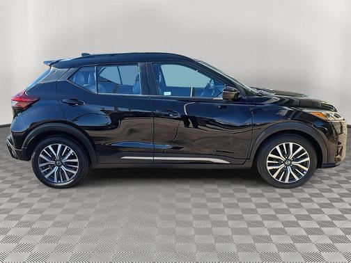 2021 Nissan Kicks SR
