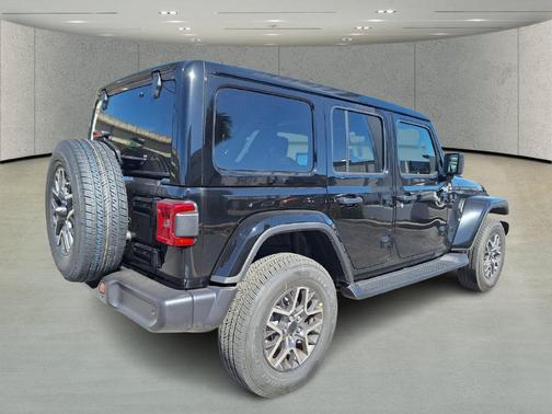 Black Clearcoat 2026 Jeep Wrangler Sahara