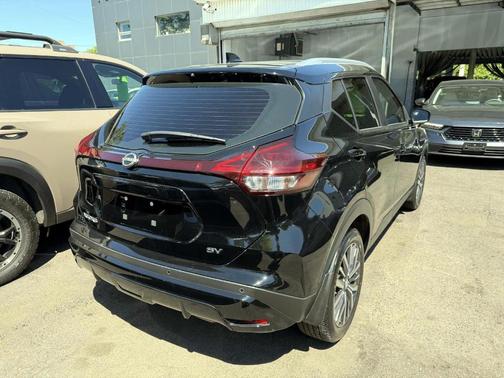 Super Black 2024 Nissan Kicks SV