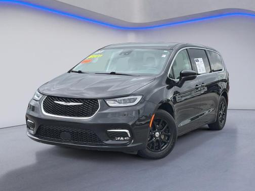 Brilliant Black Crystal Pearlcoat 2023 Chrysler Pacifica Touring-L
