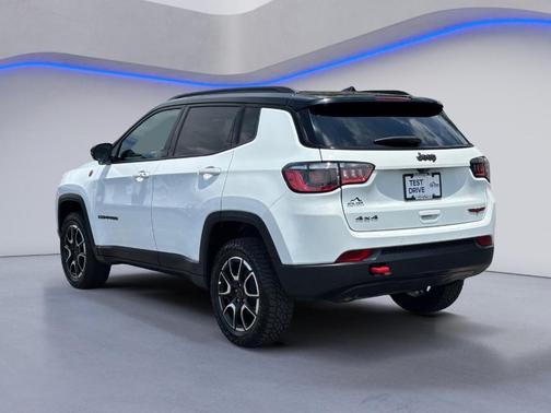 Bright White Clearcoat 2025 Jeep Compass Trailhawk