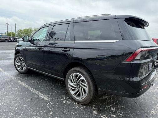 Black Metallic 2025 Lincoln Navigator Reserve
