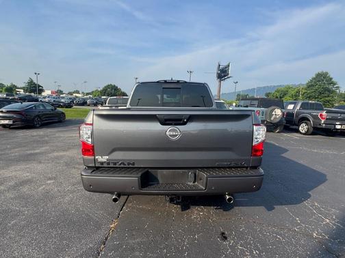 2023 Nissan Titan SV