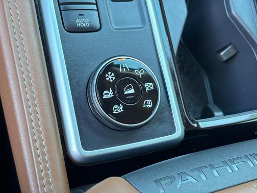 2025 Nissan Pathfinder Platinum