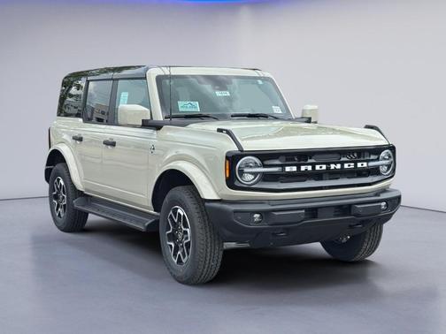 Desert Sand 2026 Ford Bronco Outer Banks
