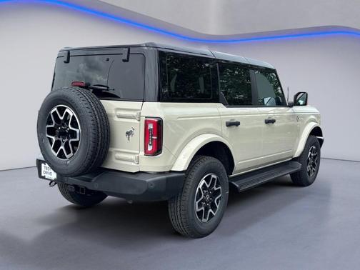 Desert Sand 2026 Ford Bronco Outer Banks