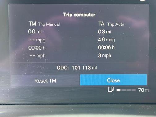 2023 Volvo XC40 B5 Plus Dark Theme