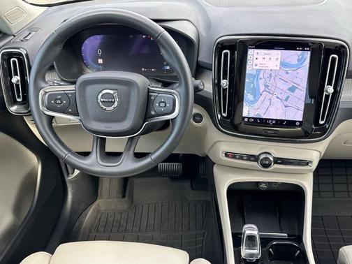 2023 Volvo XC40 B5 Plus Dark Theme