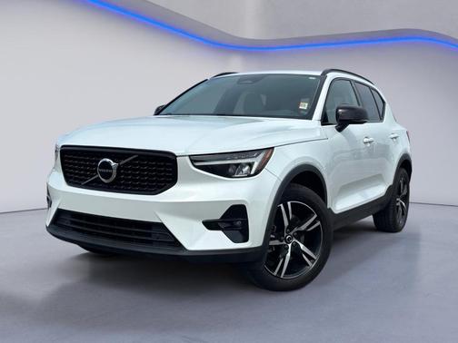 2023 Volvo XC40 B5 Plus Dark Theme