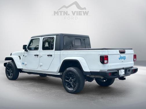 2022 Jeep Gladiator Sport