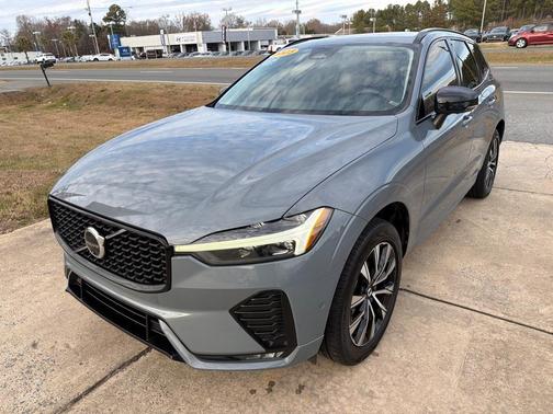 2023 Volvo XC60 B5 Plus Dark Theme