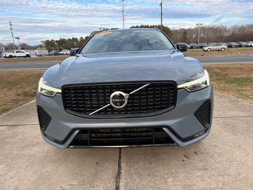 2023 Volvo XC60 B5 Plus Dark Theme